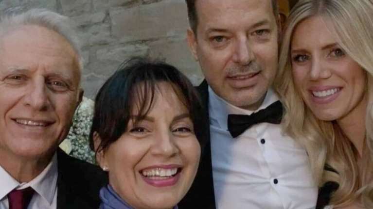 Λαμπερός γάμος στα Τρίκαλα με κουμπάρους τη Μ. Κοντοτόλη και τον Γ. Ραγκούση - Εσυραν τον χορό στα "παιδιά της Σαμαρίνας"