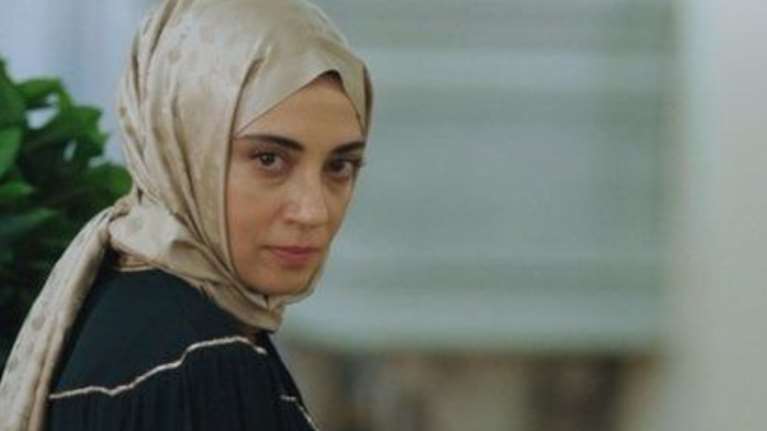 Μια σαπουνόπερα απειλεί τον Ερντογάν- Η τραγική ιστορία της Νουρσεμά και η οργή των γυναικών με τη μαντίλα