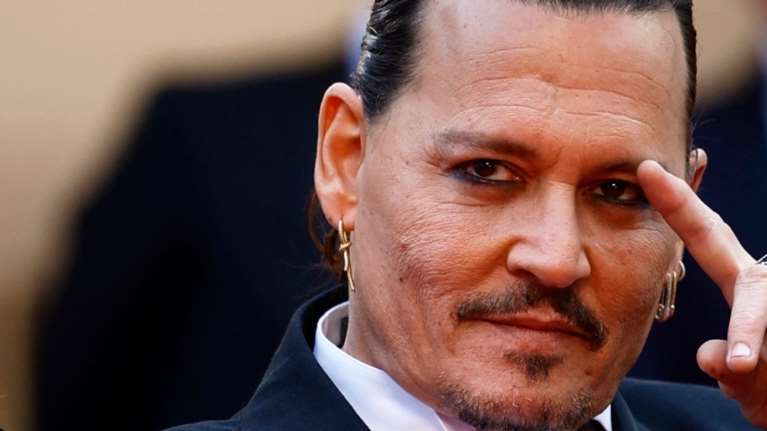 Το απόλυτο comeback για τον Τζόνι Ντεπ: Tον αποθέωσαν όρθιοι στο Φεστιβάλ των Καννών - Τον χειροκροτούσαν επί 7 λεπτά