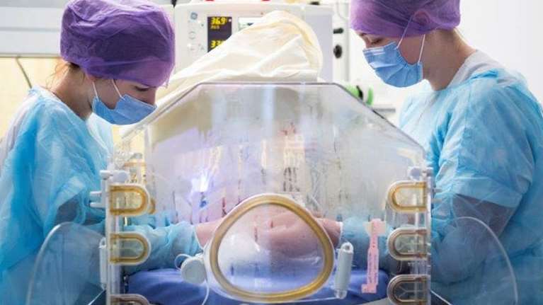 Σοκ στη Γαλλία: Νεκρό νεογέννητο κοριτσάκι μέσα σε κλινική - Ένας 6χρονος το έριξε στο πάτωμα - &quot;Αυτή είναι η κούκλα μου&quot;