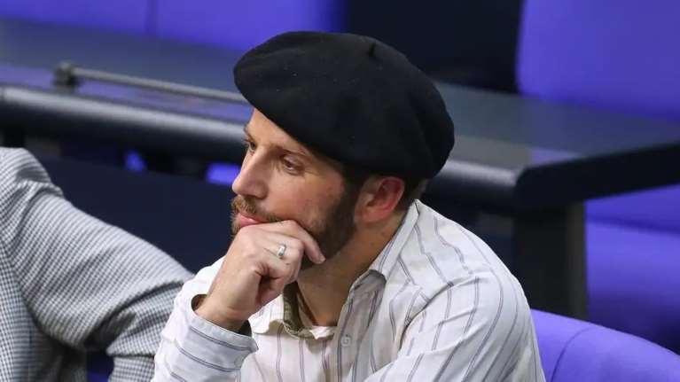 Γερμανία: Βουλευτής της Αριστεράς αποβλήθηκε από τη Μπούντεσταγκ επειδή φορούσε ...μπερέ