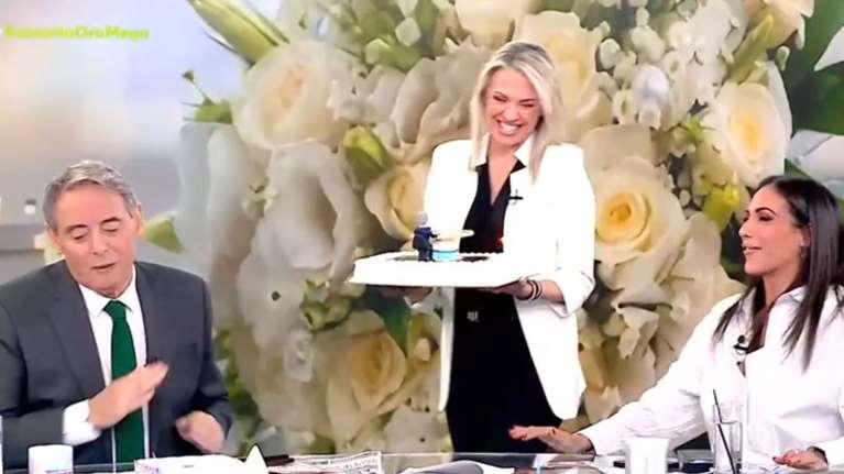 Ιορδάνης Χασαπόπουλος: Η σύζυγός του μπήκε στο πλατό με τούρτα έκπληξη για τα γενέθλιά του -  "Δεν μπορώ να το διαχειριστώ"