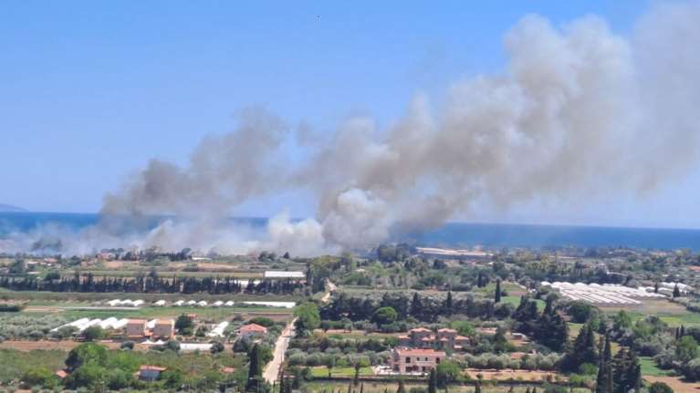 Υπό μερικό έλεγχο η φωτιά στον Μαραθώνα: Μήνυμα 112 για τις περιοχές Παλιούρι και Ριζάρι