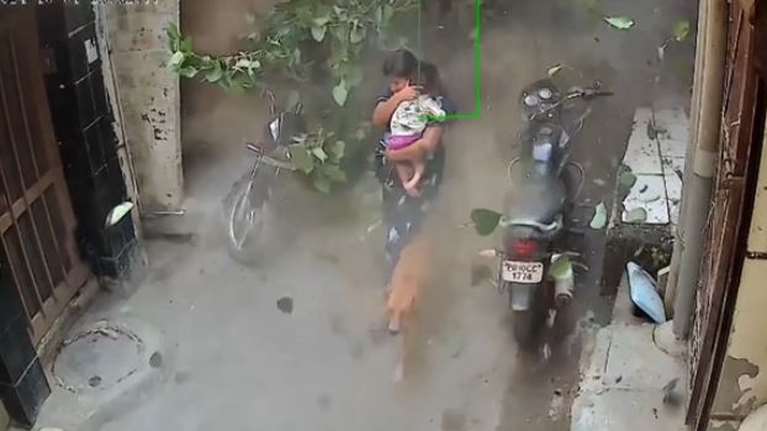 Ινδία: Η απίστευτη στιγμή που μητέρα τρέχει να σωθεί από τον σεισμό με το παιδί αγκαλιά ενώ πίσω της γκρεμίζονται τα πάντα [Βίντεο]