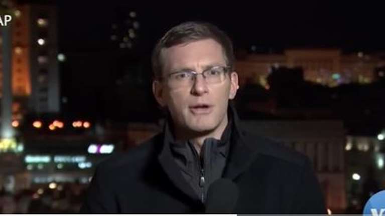 Το viral βίντεο του πολύγλωσσου ρεπόρτερ από το Κίεβο - Κάνει ανταποκρίσεις σε... έξι γλώσσες [βίντεο]