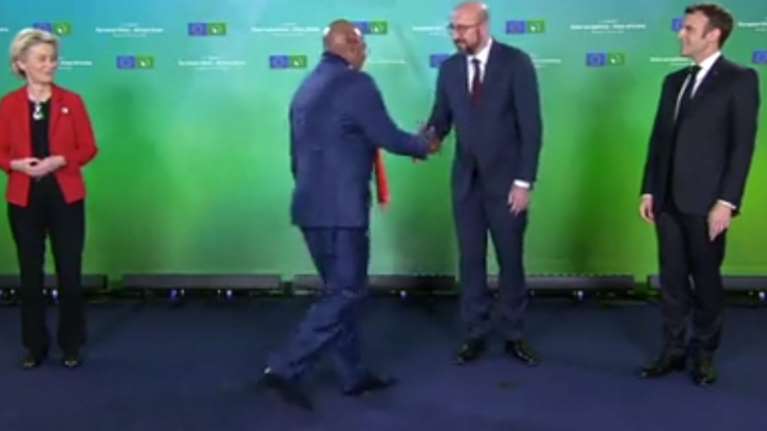 Νέο &quot;sofagate&quot; για τη Φον ντερ Λάιεν: Ο ΥΠΕΞ της Ουγκάντα την αγνόησε - Χαιρέτησε μόνο Μακρόν και Σαρλ Μισέλ [Βίντεο]