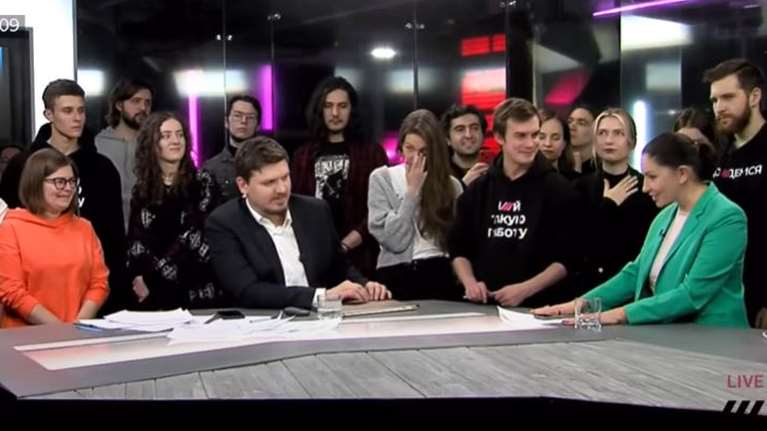 &quot;Μαύρο&quot; σε τηλεοπτικό σταθμό της Ρωσίας: Αποχαιρέτισαν με τη &quot;Λίμνη των Κύκνων&quot; και &quot;Όχι στον πόλεμο&quot; οι δημοσιογράφοι [βίντεο]