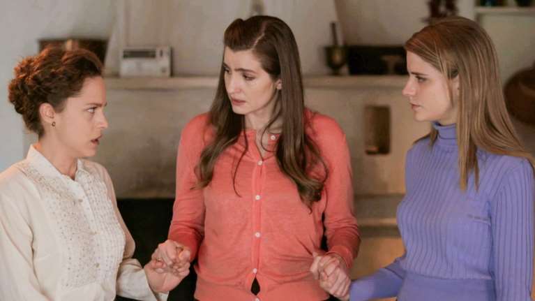 Άγριες μέλισσες: Η εγκυμοσύνη της Ελένης, ο ξυλοδαρμός της Ασημίνας και ο γάμος με τη &quot;φόνισσα&quot;