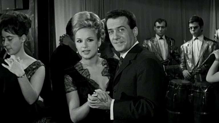 Η 53χρονη Αλίκη Βουγιουκλάκη μελαχρινή μαζί με τον Αλέκο Αλεξανδράκη