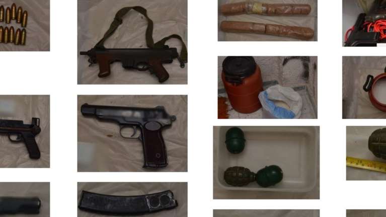 Παγκράτι: Βαρύς οπλισμός, εκρηκτικά και χειροβομβίδες - Τι εντόπισε η ΕΛΑΣ στην αποθήκη - γιάφκα