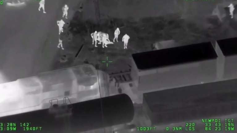 Απίστευτο: Έκλεψε περιπολικό, τον καταδίωξαν, εγκλωβίστηκε σε γραμμές τρένου αλλά τον έσωσαν λίγο πριν τον πατήσει ο συρμός