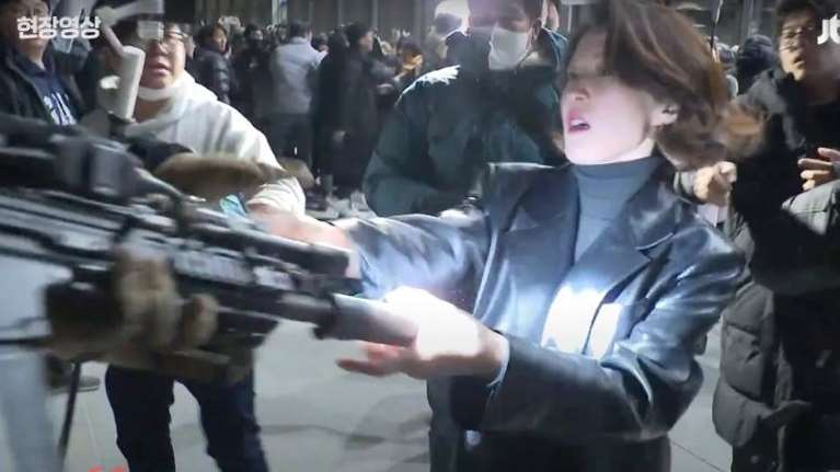 Νότια Κορέα: Viral η 35χρονη πρώην δημοσιογράφος και πολιτικός που αφόπλισε πάνοπλο στρατιώτη την ώρα του πραξικοπήματος