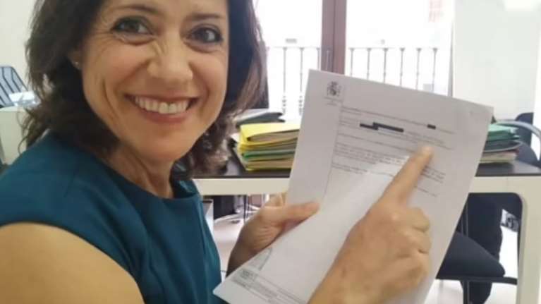 Η δικαίωση της νοικοκυράς: Ισπανικό δικαστήριο υποχρεώνει τον σύζυγο να της καταβάλει 200.000 ευρώ για τα οικιακά 25 ετών