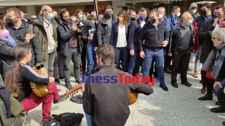 H βόλτα του Τσίπρα στην Καλαμαριά και η στάση στους μουσικούς του δρόμου [βίντεο]