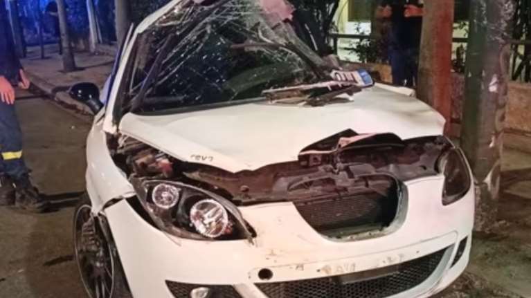 Σοβαρό τροχαίο στο Χαλάνδρι - Έχασε τον έλεγχο και καρφώθηκε σε κολώνα [βίντεο]