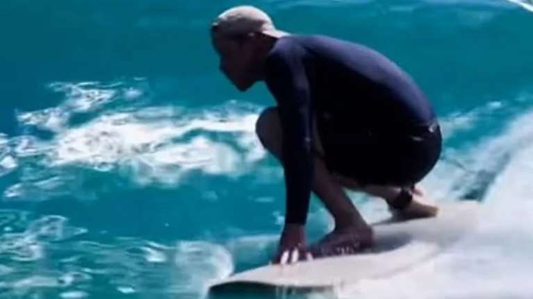 Η Μέγκαν Μαρκλ ανέβασε βίντεο με τον πρίγκιπα Χάρι να κάνει σερφ και τον αποθέωσε με τραγούδι των &#39;90s - &quot;Τι σπουδαίος άνδρας&quot;