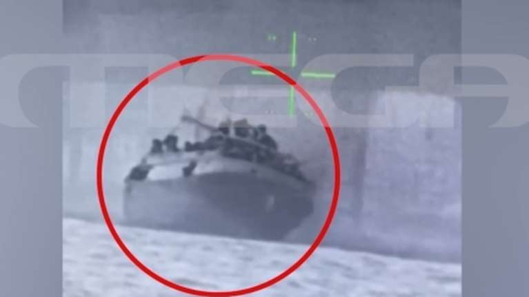 Ναυάγιο στην Πύλο: Η στιγμή που το πλοίο-θάνατος παίρνει επικίνδυνη κλίση, οι άνθρωποι σχεδόν ακουμπούν την θάλασσα [Βίντεο]