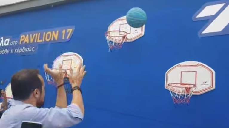 Ο Νίκος Παππάς έστειλε μήνυμα ενότητας από τη ΔΕΘ – Έπαιξε μπάσκετ με τη Ράνια Θρασκιά [βίντεο]
