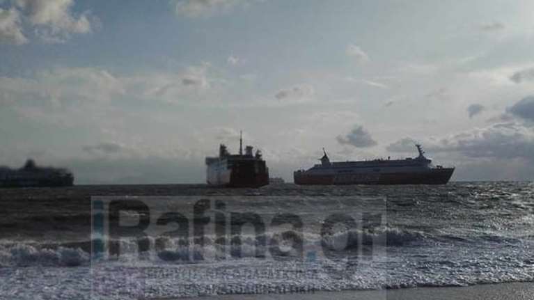 Πρωτοφανές: Τρία πλοία έμπλεξαν τις άγκυρές τους στη Ραφήνα - Ακινητοποιημένα τα επιβατικά, γεμάτα κόσμο [Εικόνες - Βίντεο]