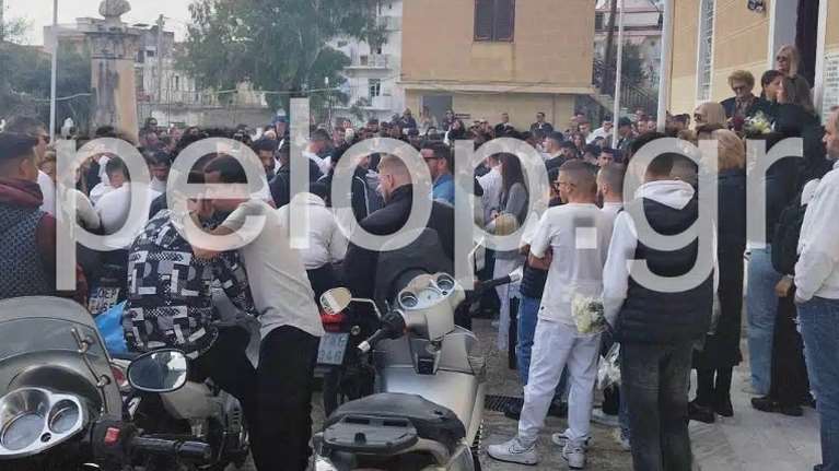 Πάτρα: Θρήνος στην κηδεία του 20χρονου Γιάννη που σκοτώθηκε μαζί με τον φίλο του [βίντεο]