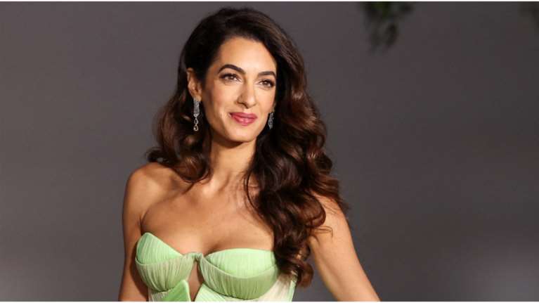 Αμάλ Κλούνεϊ: Έξοδος για ρομαντικό δείπνο στη λίμνη Κόμο με crochet λευκό φόρεμα με παγιέτες που θα μπορούσε να είναι νυφικό