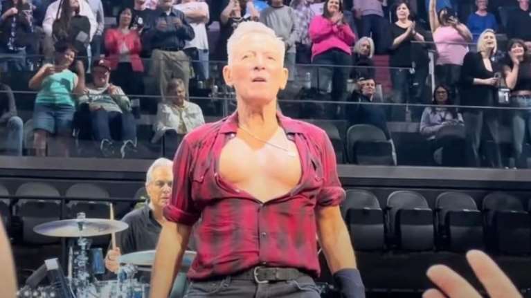 Τι έπαθε το &quot;αφεντικό&quot;; Ο Μπρους Σπρίνγκστιν αγνώριστος πάνω στη σκηνή μετά την περιπέτεια με το έλκος - &quot;Ίδιος η Τίλντα Σουίντον&quot;