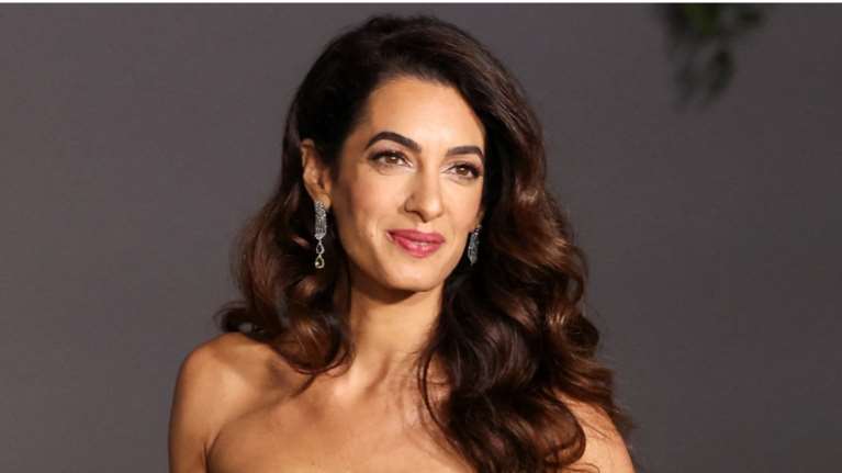 Diva Alert: Η Αμάλ Κλούνεϊ στο Saint Tropez με απίθανο φλοράλ φόρεμα vintage Versace