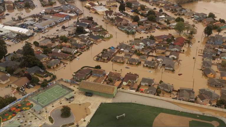 Εφιάλτης για 18χρονη στην Καλιφόρνια: Εγκλωβίστηκε στο αυτοκίνητό της από τις ισχυρές πλημμύρες και παρασύρθηκε [βίντεο]