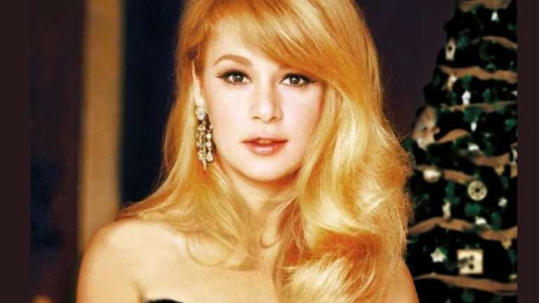 Πάσχα του 1968: Η Αλίκη Βουγιουκλάκη στο αεροδρόμιο με ένα αρνάκι στην αγκαλιά