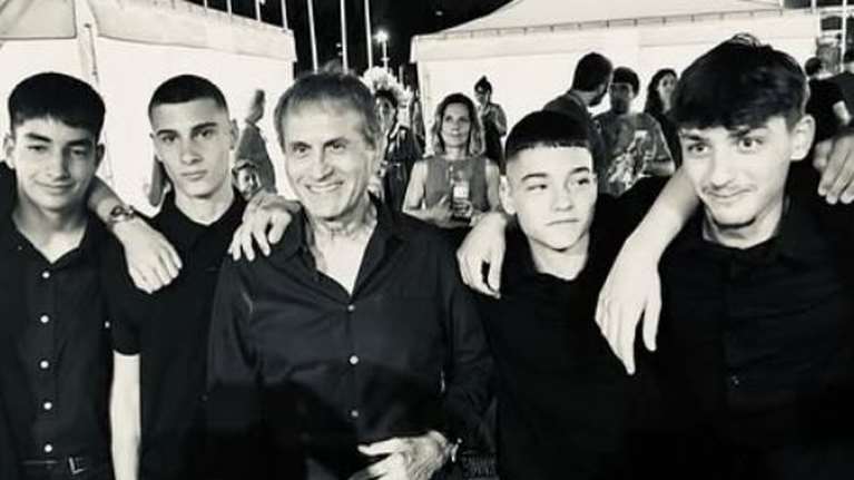 Μουσικoί του δρόμου οι 16χρονοι που τραγούδησαν Μίκη στο κατάμεστο Καλλιμάρμαρο - Τους έδωσε την ευκαιρία ο Νταλάρας