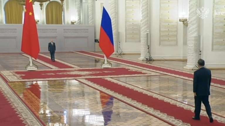 Ατέλειωτη... υποδοχή: Ένα λεπτό περπατούσαν μέχρι να συναντηθούν Πούτιν και Σι στο Κρεμλίνο [βίντεο]