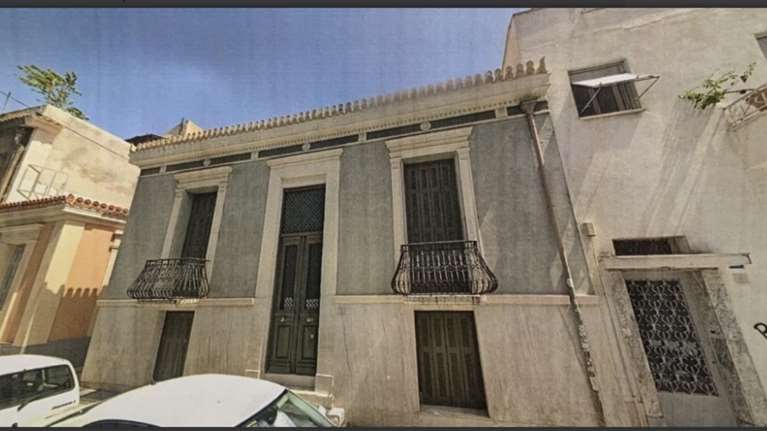 Πλειστηριασμοί: Αλλαξε χέρια το νεοκλασικό του Τσεκλένη στο Μεταξουργείο και η κατοικία της οικογένειας Πατρώνη στη Σύρο