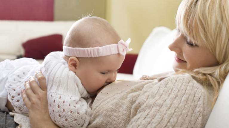 Το μητρικό γάλα μαζί με το εμβόλιο θωρακίζουν μητέρα και νεογνό απέναντι στον κορονοϊό