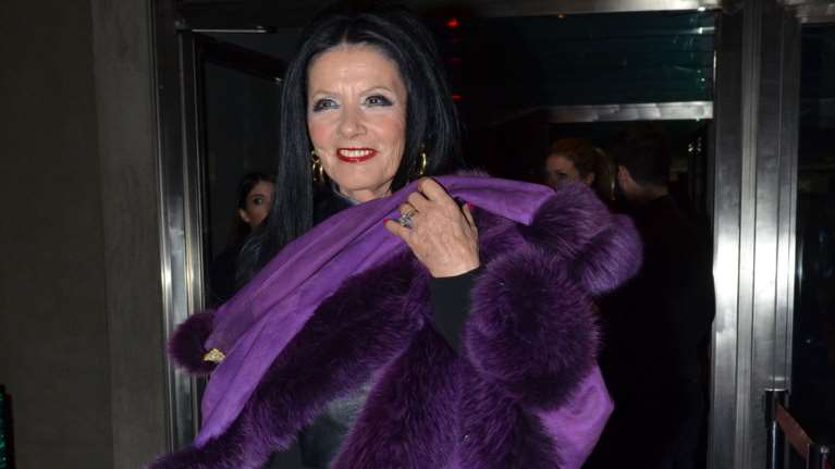 Ζωζώ Σαπουντζάκη: Με look κομψής Γαλλίδας στην παγωμένη πόλη - Το ογκώδες πανωφόρι που συνδύασε με μπερέ και καμπάνα