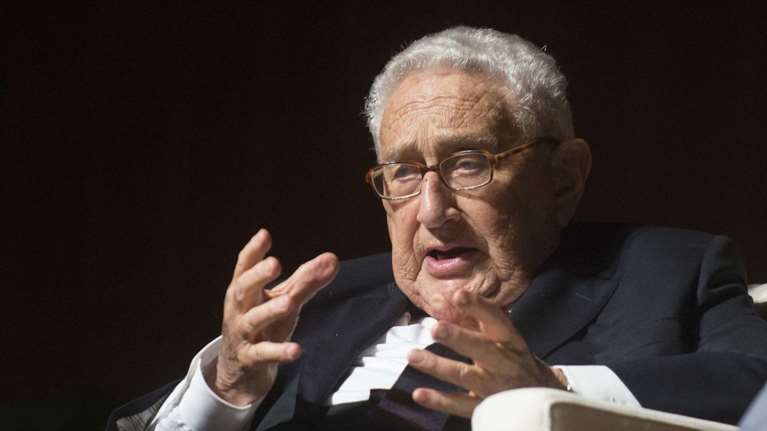 Ο Χένρι Κίσινγκερ κλείνει τα 100 και κάνει μάθημα πώς να αποφύγουμε τον Γ' Παγκόσμιο Πόλεμο