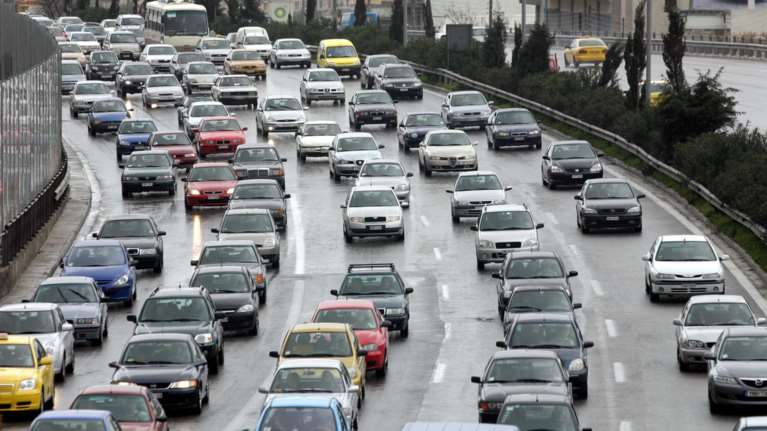 Στο &quot;κόκκινο&#39; οι δρόμοι: Μεγάλες καθυστερήσεις στον Κηφισό λόγω τροχαίου - Προβλήματα στην Αττική Οδό