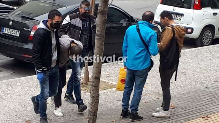 Στον ανακριτή με σκυμμένο κεφάλι ο 27χρονος κατηγορούμενος για τη δολοφονία του ψιλικατζή στην Τούμπα [εικόνες - βίντεο]