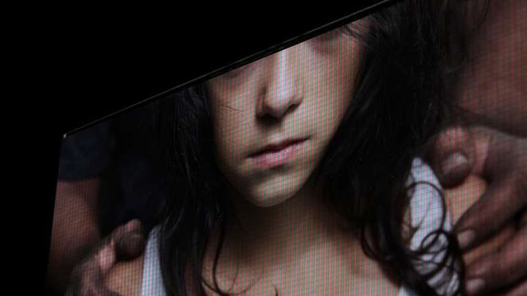 Φρίκη στον Κολωνό: 44χρονος βίαζε από τον Ιούνιο 16χρονη φίλη του γιου του με απειλές και εκβιασμούς