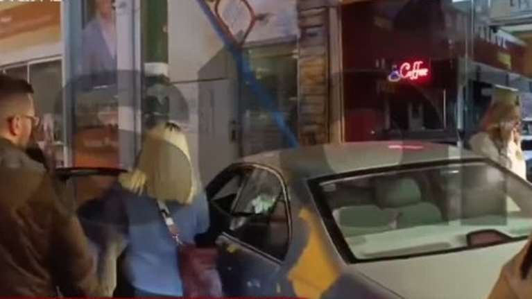 &quot;Τρελή πορεία&quot; ΙΧ στο Χαλάνδρι: Προσέκρουσε σε πέντε οχήματα, &quot;καρφώθηκε&quot; σε στάση λεωφορείου - Στο νοσοκομείο μία γυναίκα