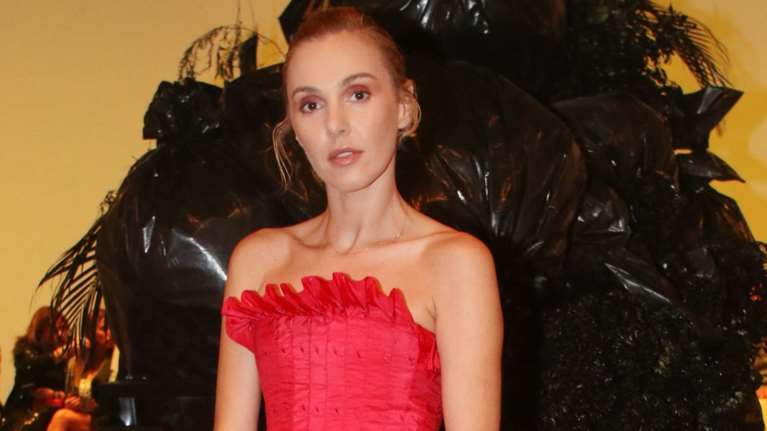 Τάμτα: Το vintage δερμάτινο φόρεμα με τους τονισμένους ώμους και οι απίθανες Prada thigh high μπότες της