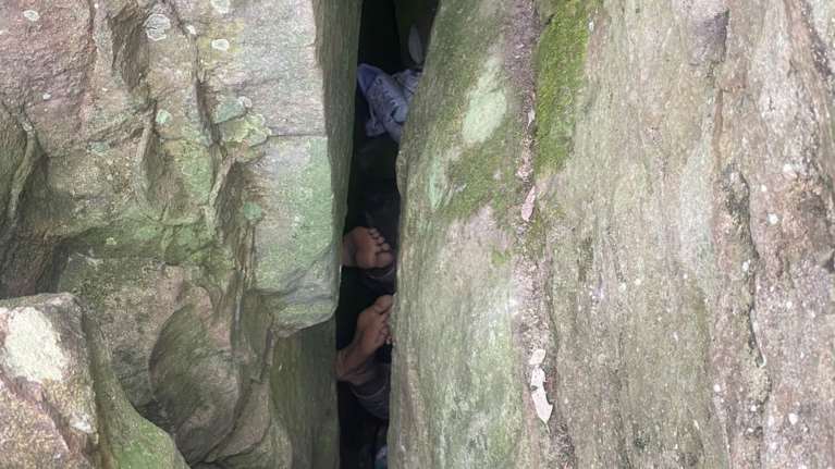 Αυστραλία: Της έπεσε το κινητό σε μια ρωγμή βράχων - Έμεινε σφηνωμένη με τα πόδια στον αέρα, επί επτά ώρες για να το πιάσει