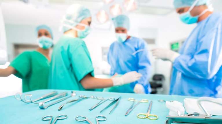 Απίστευτο: Αυστριακός νευροχειρουργός άφησε την 13χρονη κόρη του να τρυπήσει το κρανίο ασθενούς