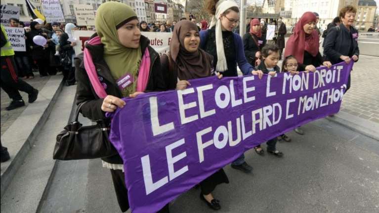 Γαλλία: Καθηγητές &quot;τρέμουν&quot; τις μαθήτριες με την ισλαμική μαντίλα - Η παρατήρηση ενός διευθυντή που οδήγησε σε απειλές θανάτου