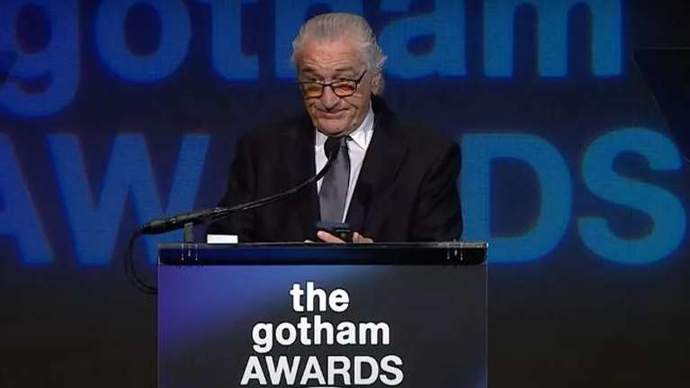 Εξάλλος ο Ρόμπερτ Ντε Νίρο επειδή λογόκριναν ομιλία του- Ανέβηκε στη σκηνή και διάβασε από το κινητό του όλα όσα είχαν κοπεί