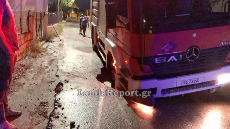 Ισχυρή καταιγίδα χτύπησε τη Λαμία: Βούλιαξε όχημα της Πυροσβεστικής - Σε &quot;ποτάμια&quot; μετατράπηκαν δρόμοι