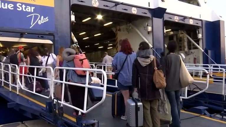 Αγίου Πνεύματος: Μαζική έξοδος από τα λιμάνια, δεκάδες πλοία φεύγουν από τον Πειραιά - Μποτιλιάρισμα στους δρόμους