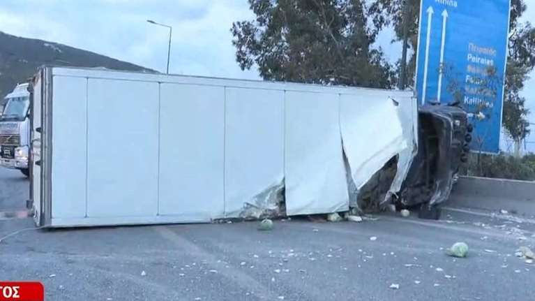 Τροχαίο με ανατροπή νταλίκας στη λεωφόρο Αθηνών - Εκλεισε το ρεύμα προς Αθήνα, μποτιλιάρισμα στο σημείο