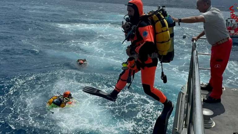 Ναυάγιο στη Σικελία: &quot;Δεν το είδαμε να έρχεται&quot;, είπε ο καπετάνιος ενώ οι δύτες ψάχνουν τους βαθύπλουτους αγνοούμενους