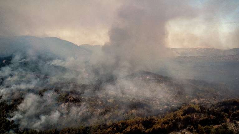 Μεγάλη αναζωπύρωση στη Ρόδο: Τρεις δημοτικές ενότητες σε κατάσταση εκτάκτου ανάγκης - Καλύτερη η εικόνα στη Σπάρτη
