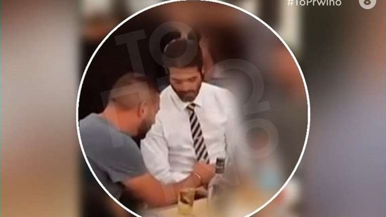 Άρης Μουγκοπέτρος: Οταν ο φίλος που του έδωσε την κροτίδα του φιλούσε τα χέρια, σε εμφάνισή του σε πανηγύρι [βίντεο]